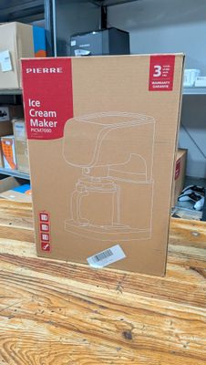 des cartons de sorbetières posés sur une table en bois