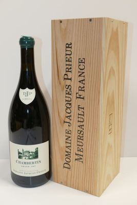 une bouteille de vin posée à côté d'une caisse en bois