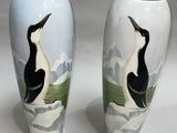 deux vases décorés d'oiseaux, posés à côté d'un citron