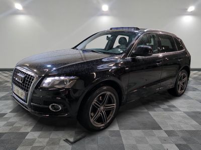 L'Audi QX noire est garée dans le garage.