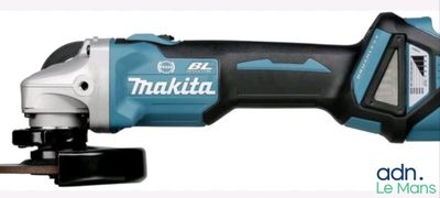 the makita cord saw is being used to cut a piece of wood