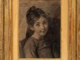 portrait d'une jeune fille dans un cadre doré, avec un dessin en noir et blanc