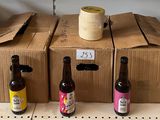 Plusieurs bouteilles de bière sont alignées sur une étagère dans un magasin.