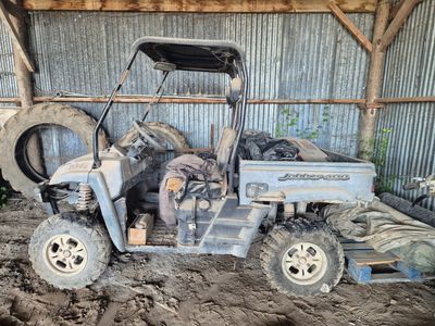 un tracteur enlisé dans la boue