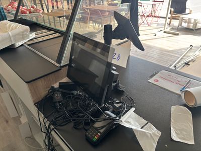 un ordinateur portable posé sur une table devant une fenêtre