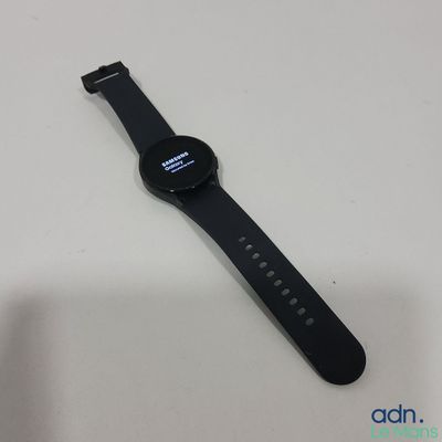 un gros plan d'une montre connectée posée sur une table