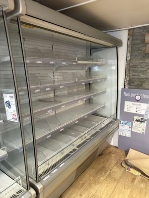 de nombreuses étagères vides dans un magasin
