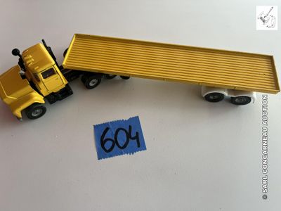 un camion miniature avec un numéro sur le côté