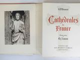 un livre ouvert sur lequel figure l'image d'un homme tenant un panier