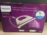 emballage d'un fer à repasser à vapeur Philips posé sur une table en bois