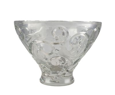 un saladier en verre transparent orné d'un motif