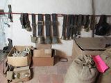 une pièce remplie de différents types d'armes à feu