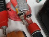 un grand nombre d'outils posés sur une table
