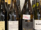plusieurs bouteilles de vin sont alignées sur un comptoir