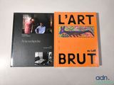 deux livres posés sur une table