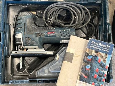 une boîte contenant des outils, posée par terre