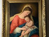 une peinture représentant une femme tenant un bébé dans ses bras