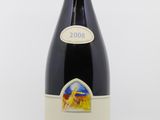 une bouteille de vin rouge sur fond blanc, avec une étiquette