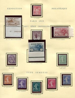 Il y a de nombreux types de timbres différents sur cette feuille de papier