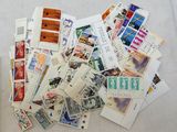 une pile de timbres et de cartes postales posée sur une table