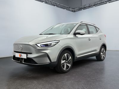 une voiture blanche garée dans une grande pièce avec un plafond