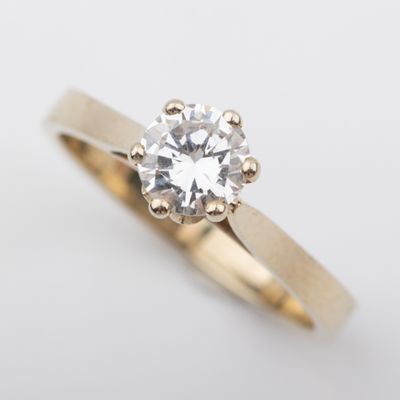une bague de fiançailles avec un diamant au centre