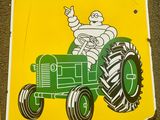 panneau jaune et vert représentant un homme au volant d'un tracteur