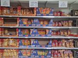 de nombreuses collations dans les rayons du magasin