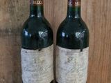 deux bouteilles de vin posées sur une table en bois