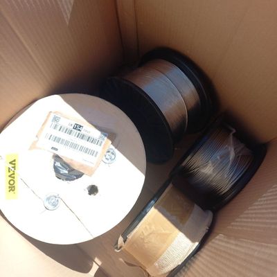 une boîte contenant tout un tas de fils