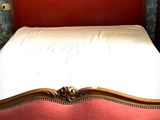 un lit avec une tête de lit rouge et un pied de lit rouge