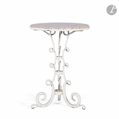 une image représentant une table blanche avec un plateau en marbre sur fond blanc