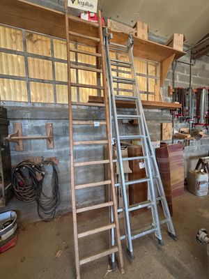 une échelle appuyée contre un mur dans un garage