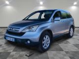 La Honda CR-V est garée dans un garage dont le sol est recouvert d'un motif à damier.