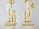 paire de figurines en marbre sculptées représentant des chérubins et un enfant