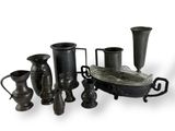 de nombreux types de vases et de pichets sur la table