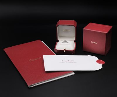 une image représentant une boîte rouge contenant une bague