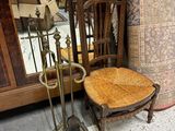 une chaise et un miroir posé par terre à côté d'une chaise