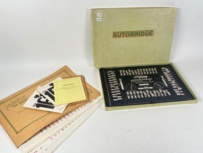 une boîte contenant un jeu de cartes et un livre