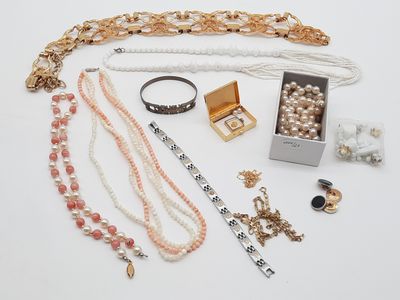 un assortiment de colliers et de bracelets posés sur un fond blanc