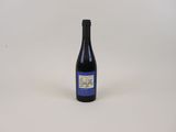 une bouteille de vin posée sur une table