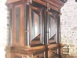 une grande armoire en bois surmontée d'un miroir