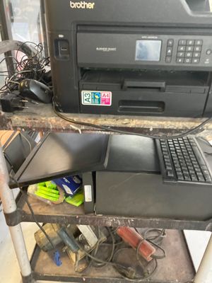 un ordinateur portable et une imprimante posés sur un chariot