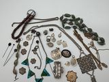 un assortiment de bijoux comprenant des boucles d'oreilles, des colliers et d'autres articles