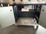 une armoire métallique dont la porte est ouverte dans une cuisine