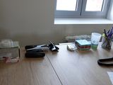 un bureau sur lequel se trouvent un téléphone et d'autres fournitures de bureau