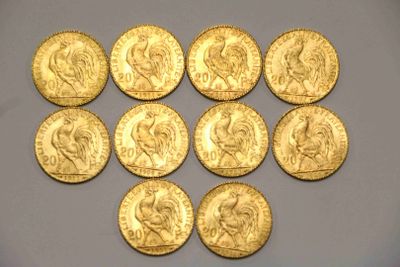 six souverains d'or sont disposés en cercle sur une surface grise