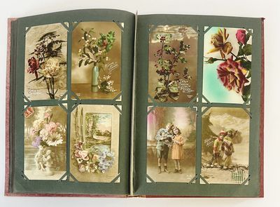 un livre ouvert contenant des images de personnes et de fleurs