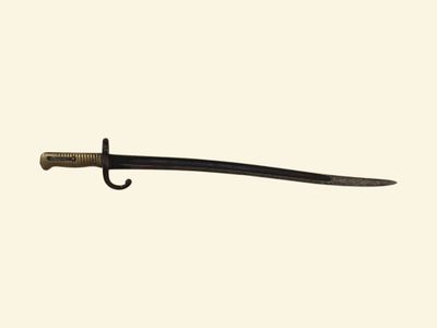 une épée noire à la poignée dorée sur fond blanc