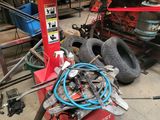 une photo d'une machine à démonter les pneus dans un garage